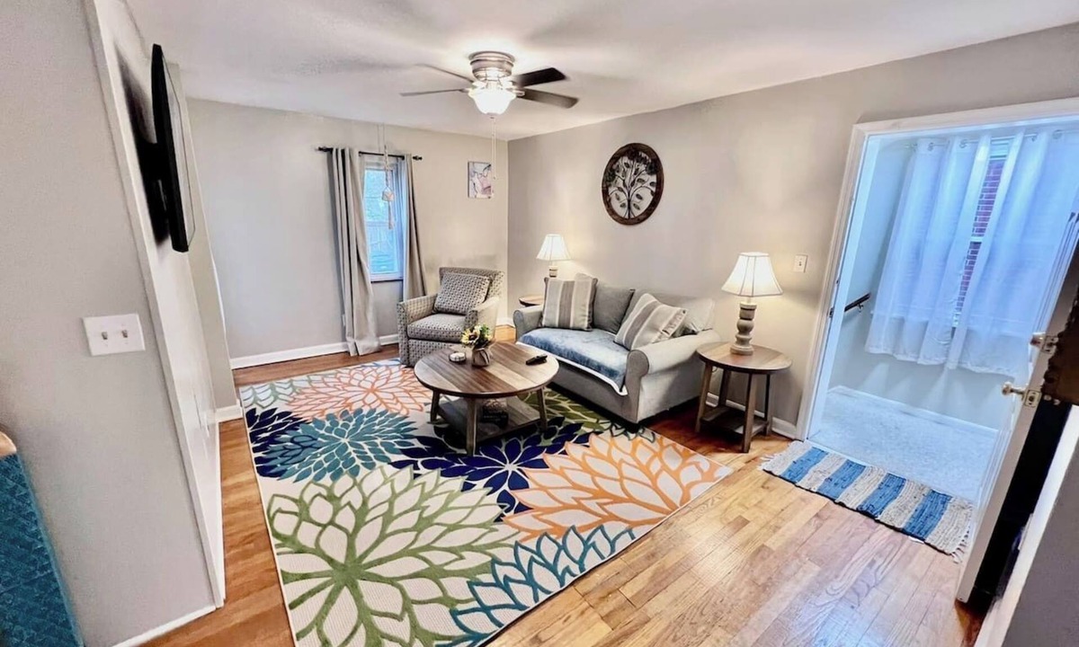 Westwood Apartment | Cincy Furnished Stays Comfy Cozy Safe 2nd Floor Aptmnt 13 Min to UC Med
