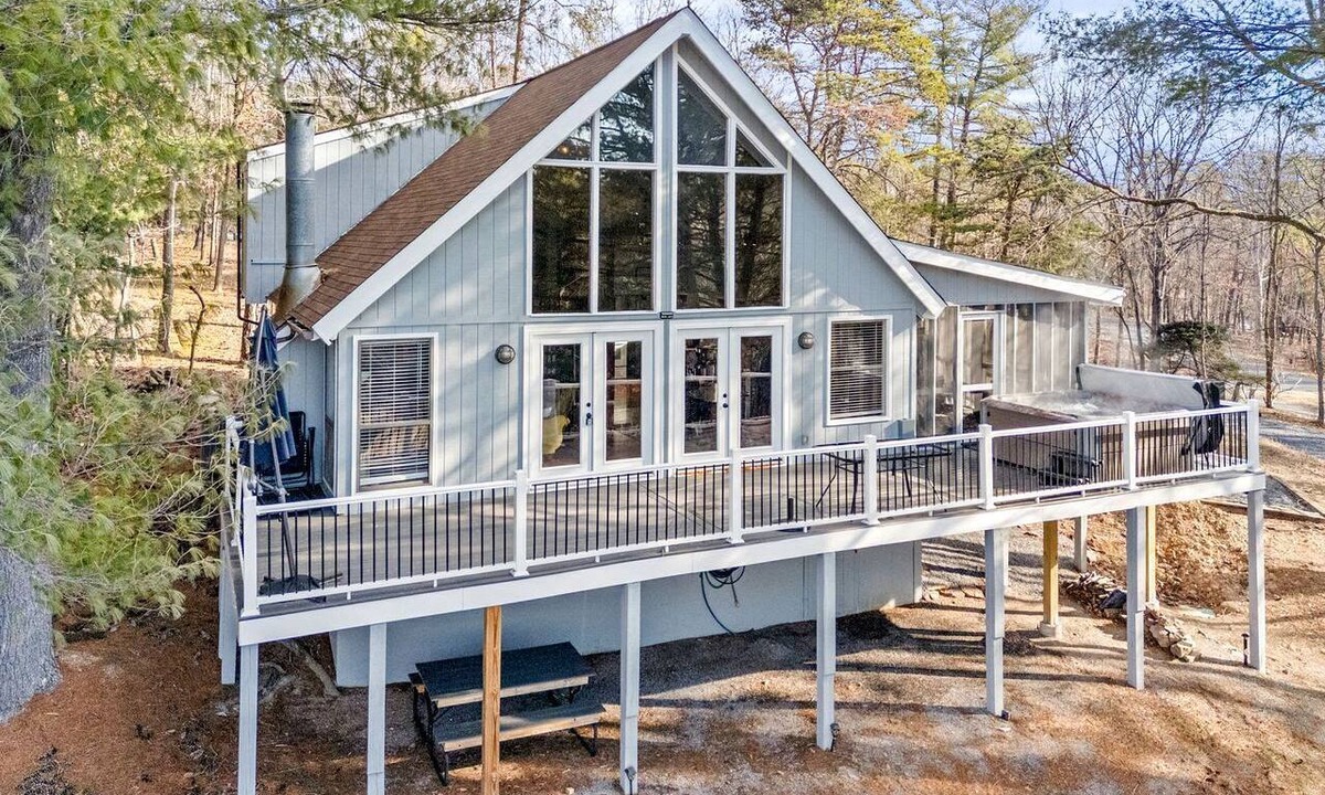 The Woods Cabin | Classic Mountain Retreat Cabin with Private Hot Tub Near Hiking & Golf in Hedgesville, West Virginia