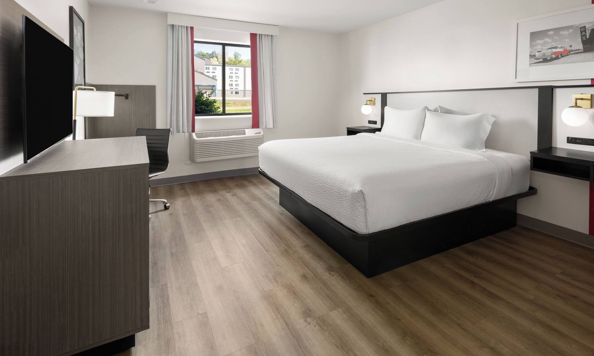 York Hotel | Clean 1 King-Bed Room in York just off I-83 Harrisburg Hershey