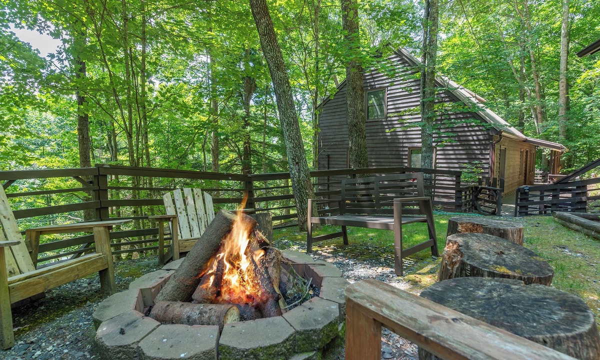 Wolf Laurel Cabin | Come Ski Hatley Pointe! Hot Tub+Fire Pit, Fireplace,WiFi, Pet Friendly!
