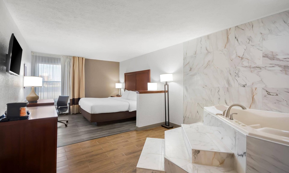 Roselawn Finance Hotel | Comfort Inn & Suites Cincinnati Eastgate
