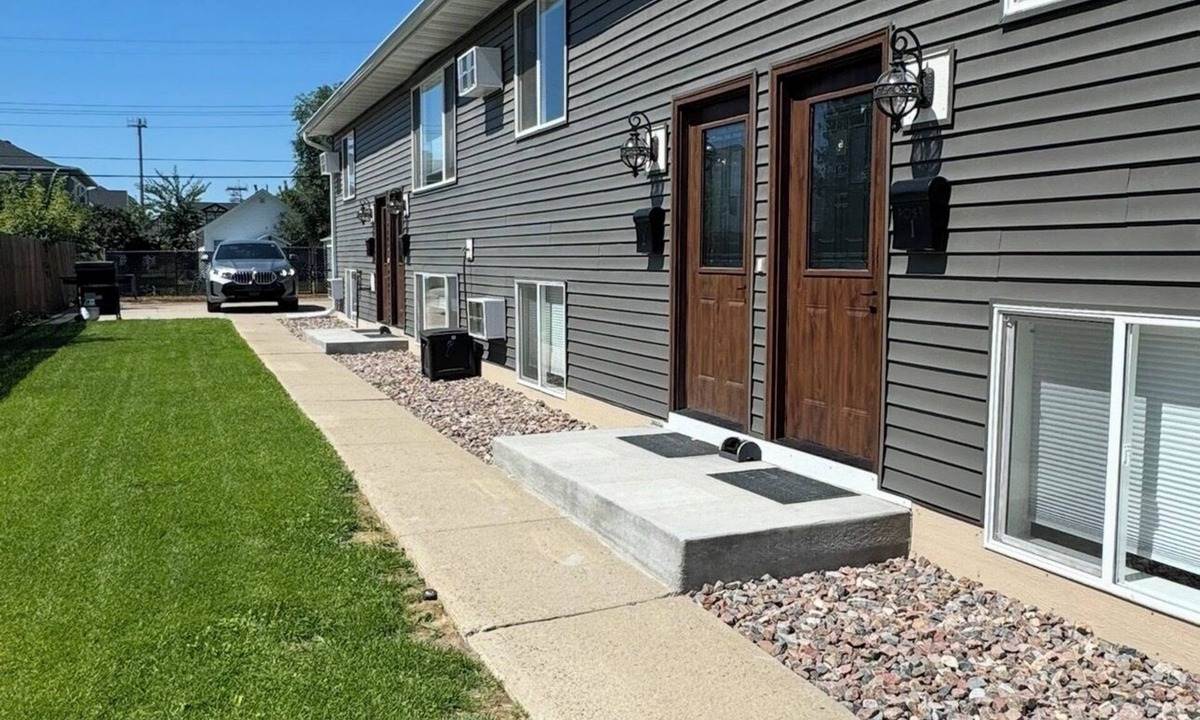 Williston Apartment | Comfortable 2BR | Fast WiFi | Parking | Close to Dining