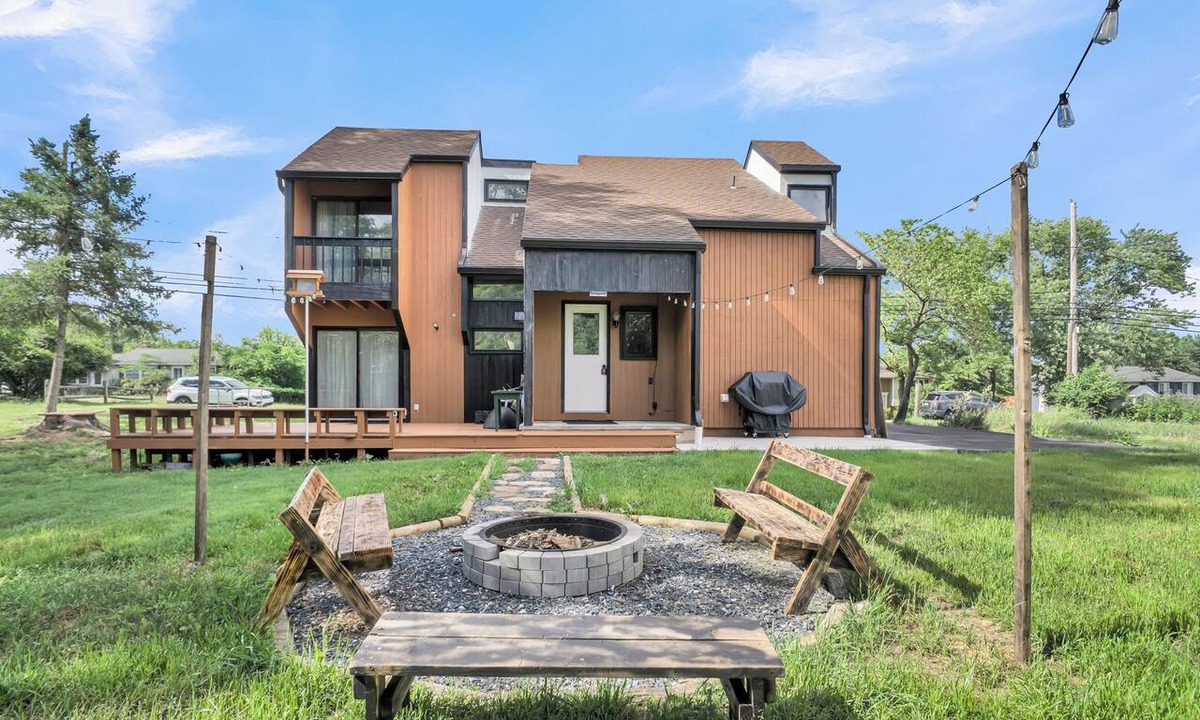 Harrisburg - Hershey House | Contemporary Modern Farmhouse with Deck & Firepit