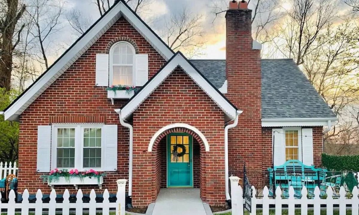 Williamstown House | Cottage for 12, Close to Ark, Private Parking, 4BR