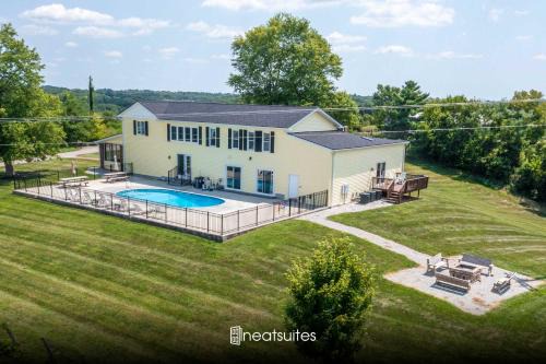 Jonesville House | Country Lodge for 18, With Pool and Pond, Near Ark