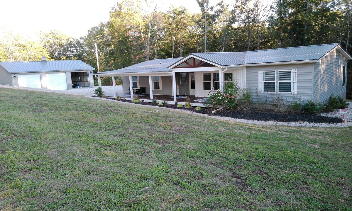 Wellington House | Country Paradise by the Lake!