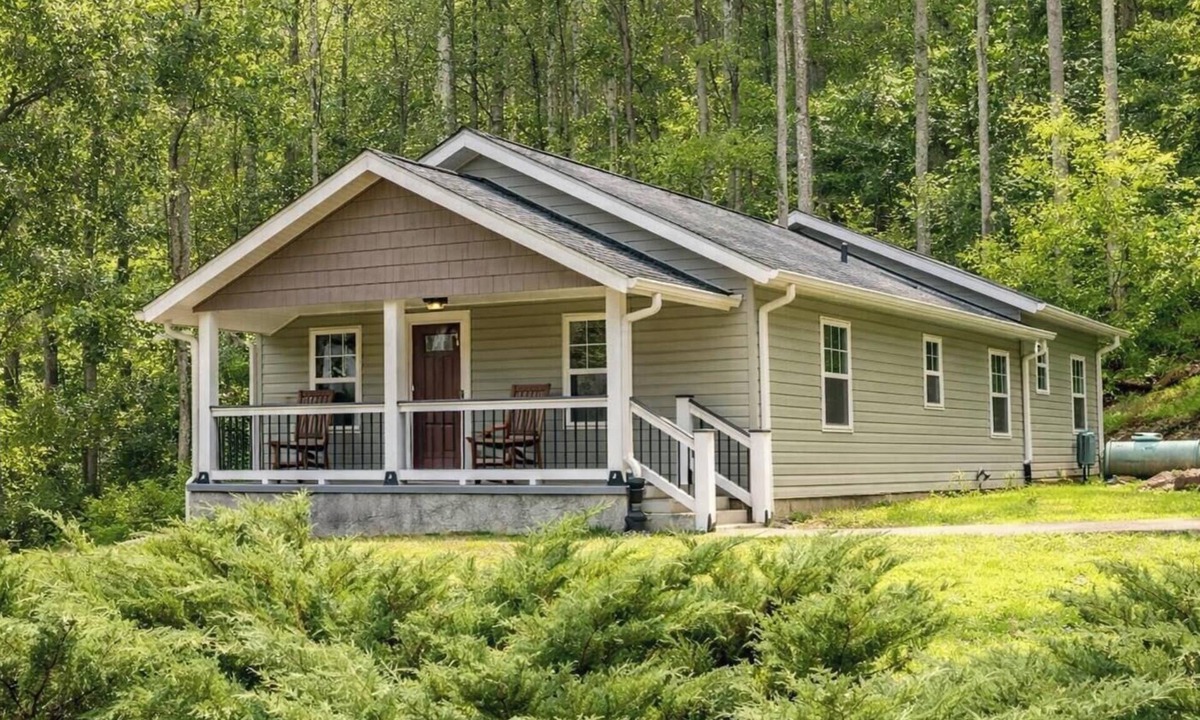 Swannanoa House | Covey Cottage | Hand-Crafted Asheville Retreat with Game Room + Fire Pit