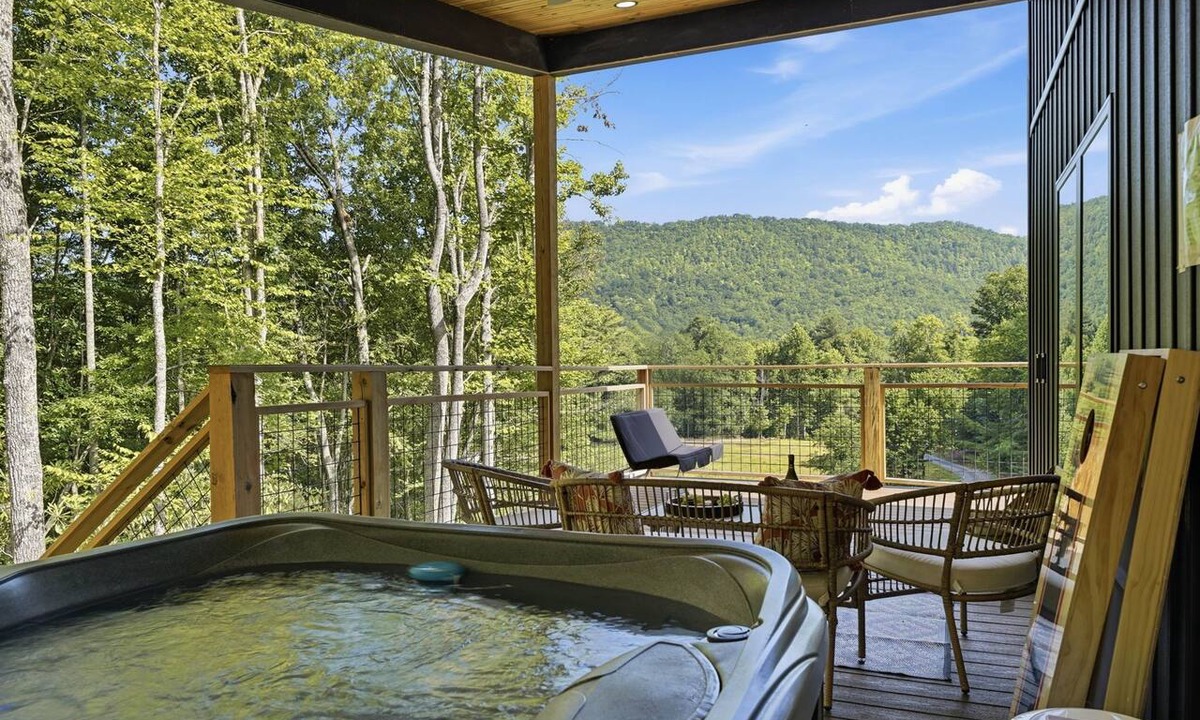 Elizabethton Cabin | Cozy 1 bedroom cabin with a hot tub in the mountains of Elizabethton