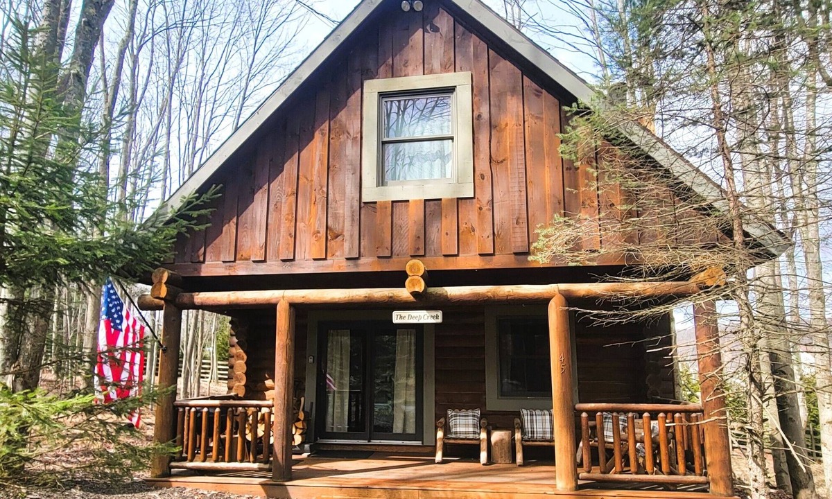 Thayerville Cabin | Cozy 2-Bedroom Log Cabin w/Hot Tub & Fireplace - Ski at Wisp & Walk to Lake