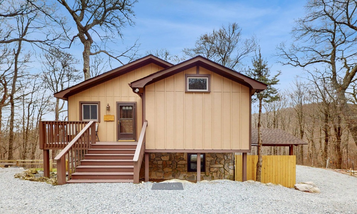 Sugar Mountain Ski Chalet | Cozy cabin in the blue ridge mountains close by lifts, golf, and zip-line