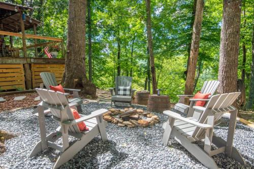 Fleetwood House | Cozy Cabin Overlooking Close to Boone and West Jefferson