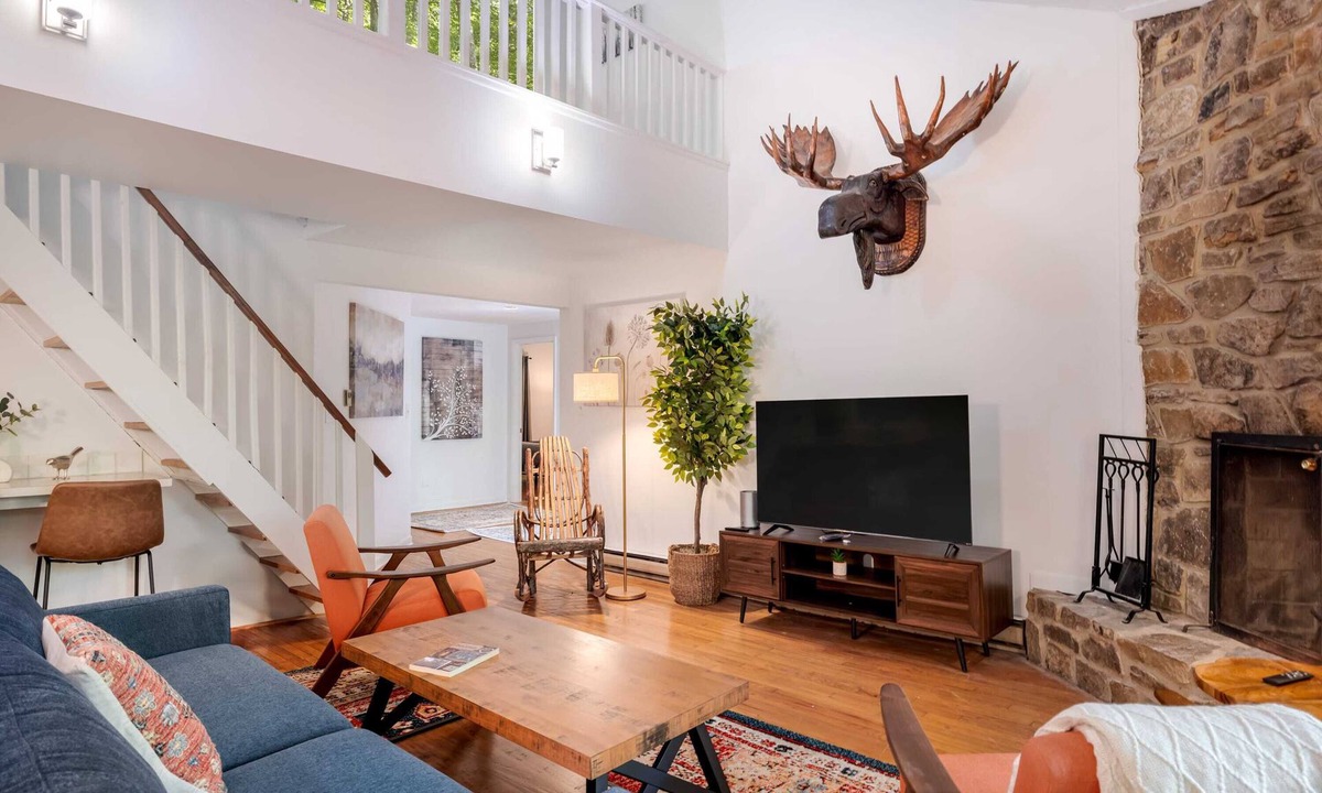Berkeley Springs Ski Chalet | Cozy cabin w/hot tub & wraparound deck