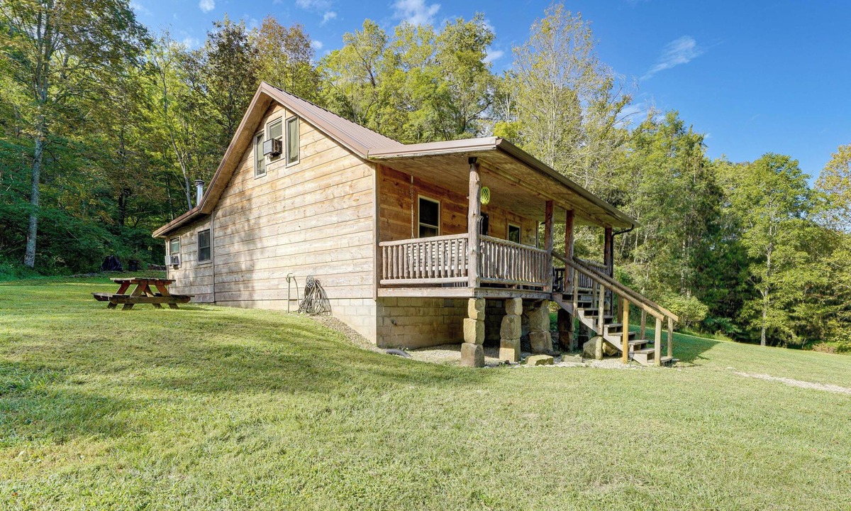 Palestine Cabin | Cozy Cabin w/Pool Table & Fire Pit
