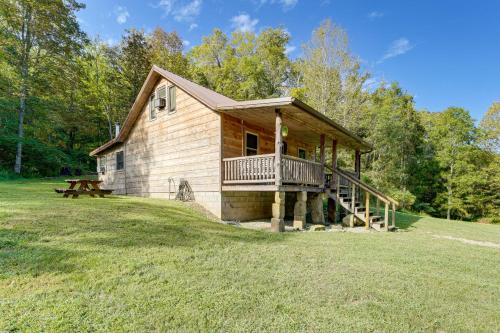 Palestine House | Cozy Cabin w/Pool Table & Fire Pit