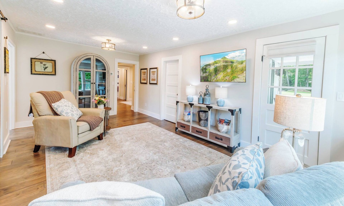 Linville Cottage | Cozy cottage for two in Linville. Only 5 minutes from the Blue Ridge Parkway!