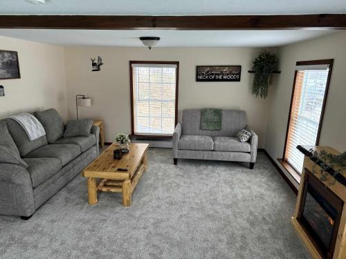 Berryville Apartment | Cozy Cottage Sleeps 4 Walk to Downtown Springs