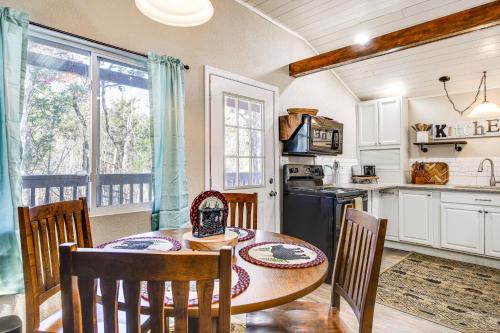 Kodak House | Cozy Cottage w/Pool Btwn Knoxville & Pigeon Forge