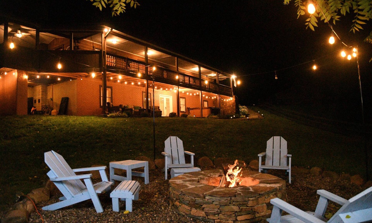 Round Hill Cabin | Cozy Creekside Cabin with Great Room/Hot Tub