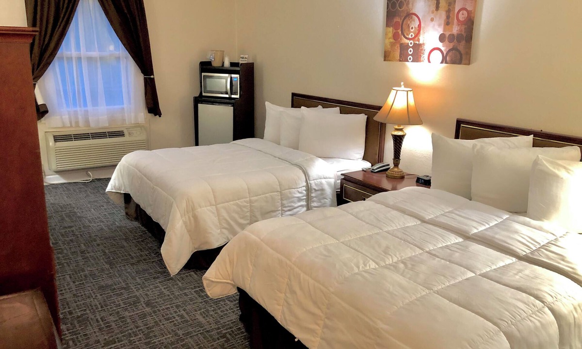 Buckhannon Hotel | Cozy Double Room – Historic Main Street Inn Stay