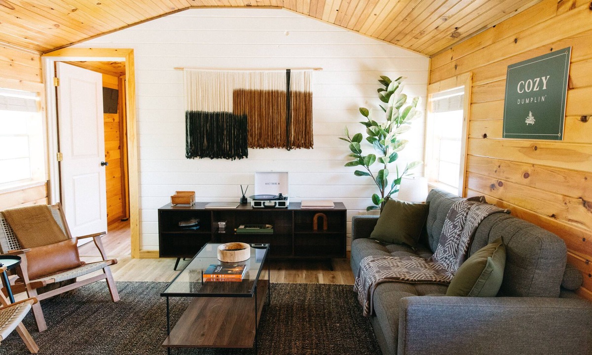Pine Ridge Cabin | Cozy Dumplin' RRG - Warm & Modern Stay in RRG/Auxier
