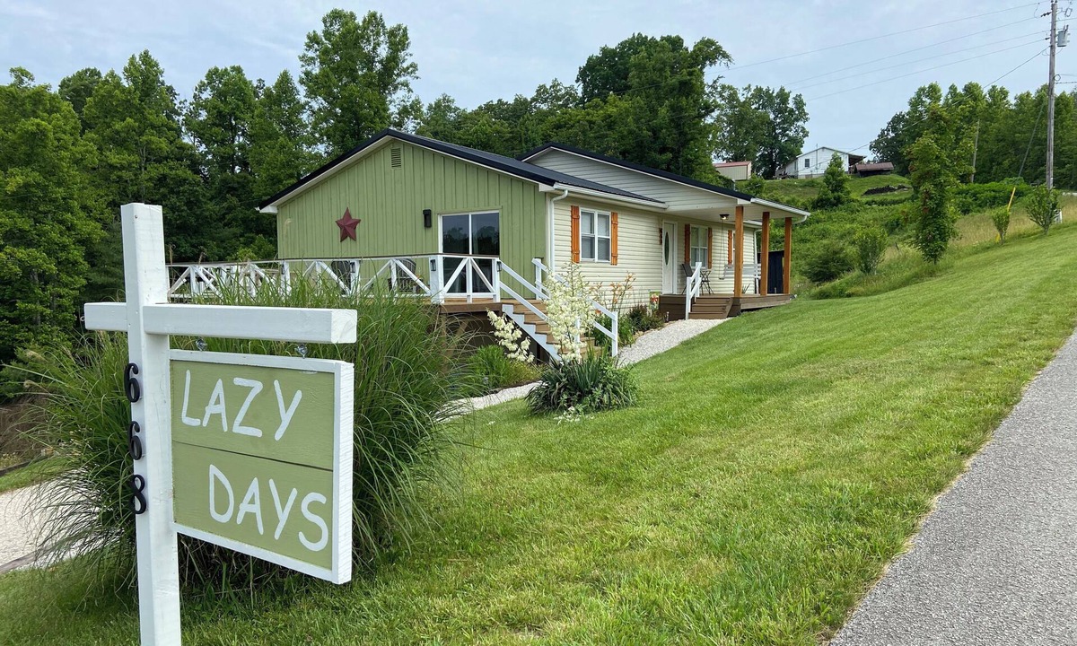 Campton House | Cozy Family Getaway Pet Friendly Sleeps 8 Near RRG Campton, KY