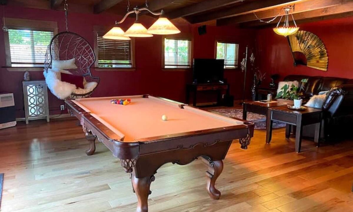 Myrtletown House | COZY: hot tub, pool table, horseshoes, fire pit!