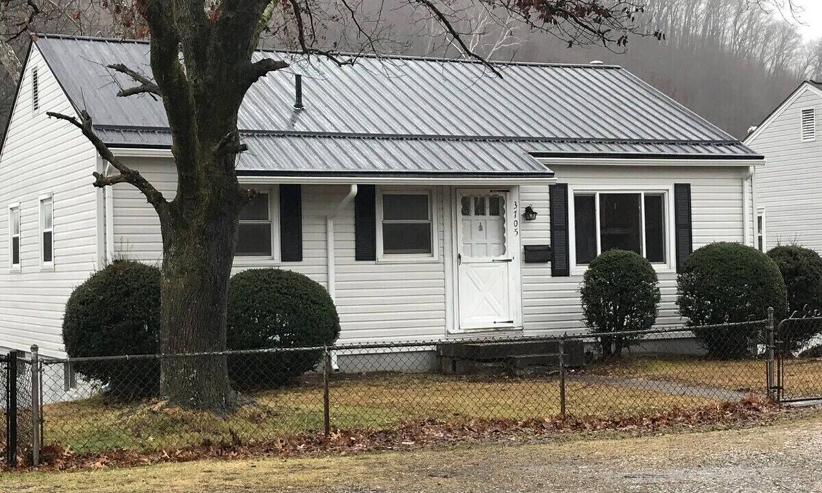 Charleston House | Cozy kanawha city home - Walk to CAMC Hospital
