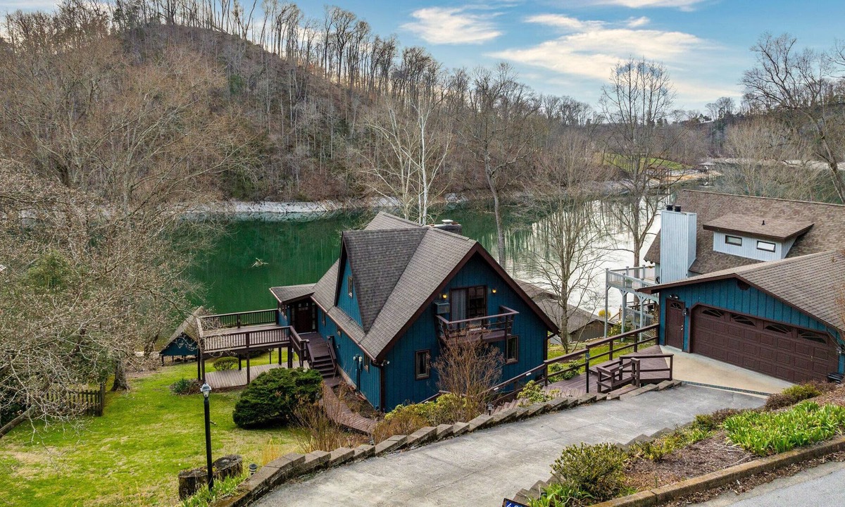 Piney Flats House | Cozy Lake house on Boone Lake with private dock