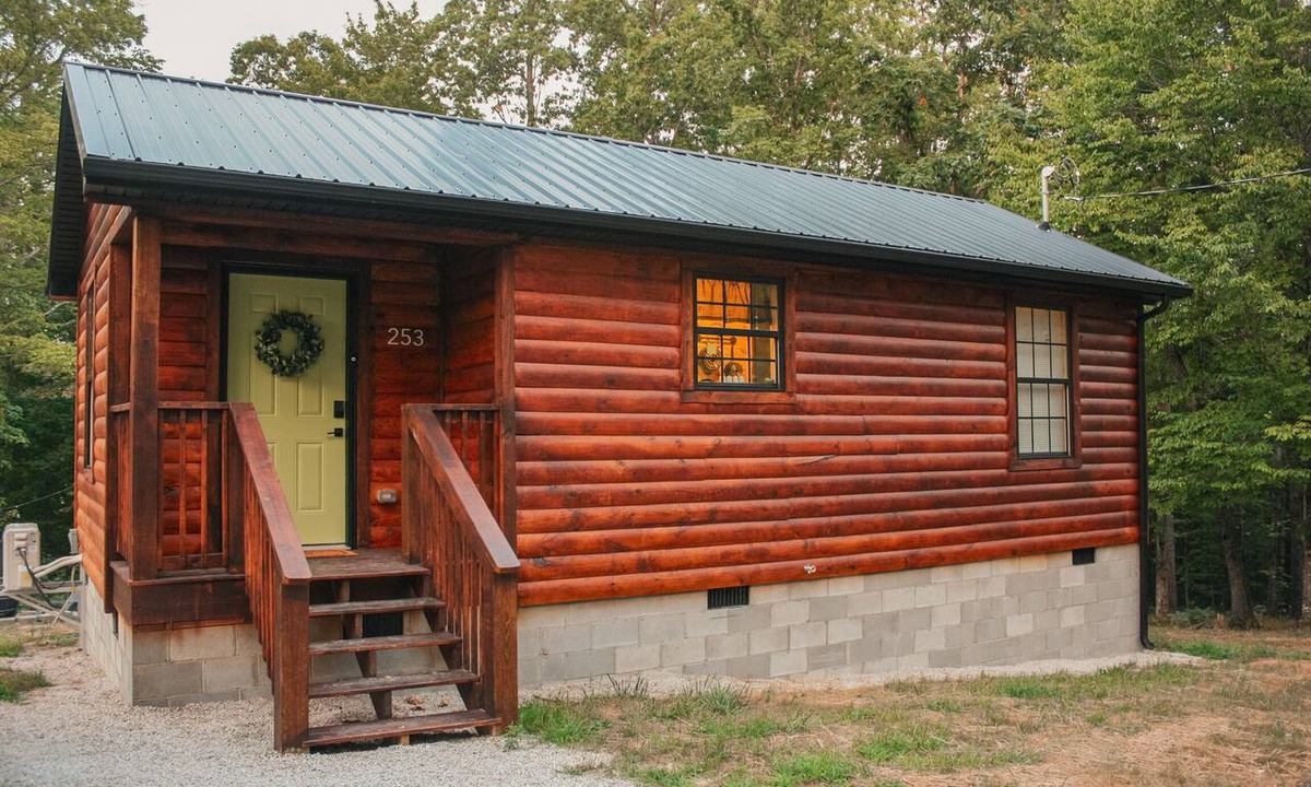 Clay City Cabin | Cozy Lil Cutie Cabin - Perfect for RRG Getaway, hottub!