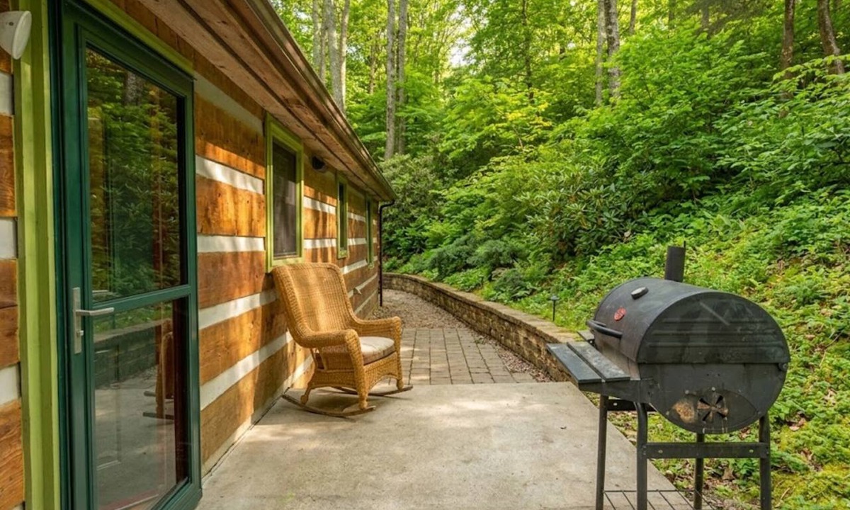 Sugar Mountain Cabin | Cozy log cabin just minutes from Sugar Mountain. Warm wood interiors, a covered hot tub perfect for winter nights, and easy access to Banner Elk and Beech Mountain. A welcoming retreat for relaxing, reconnecting, and enjoying the mountains year round