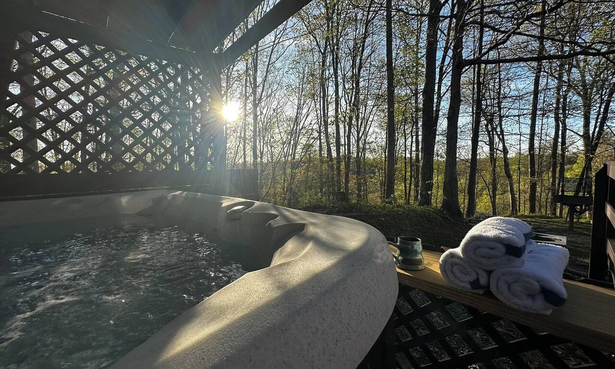 Rogers Cabin | Cozy Pet Friendly Cabin Near Red River Gorge - NEW Hot Tub + Fire Pit Nights