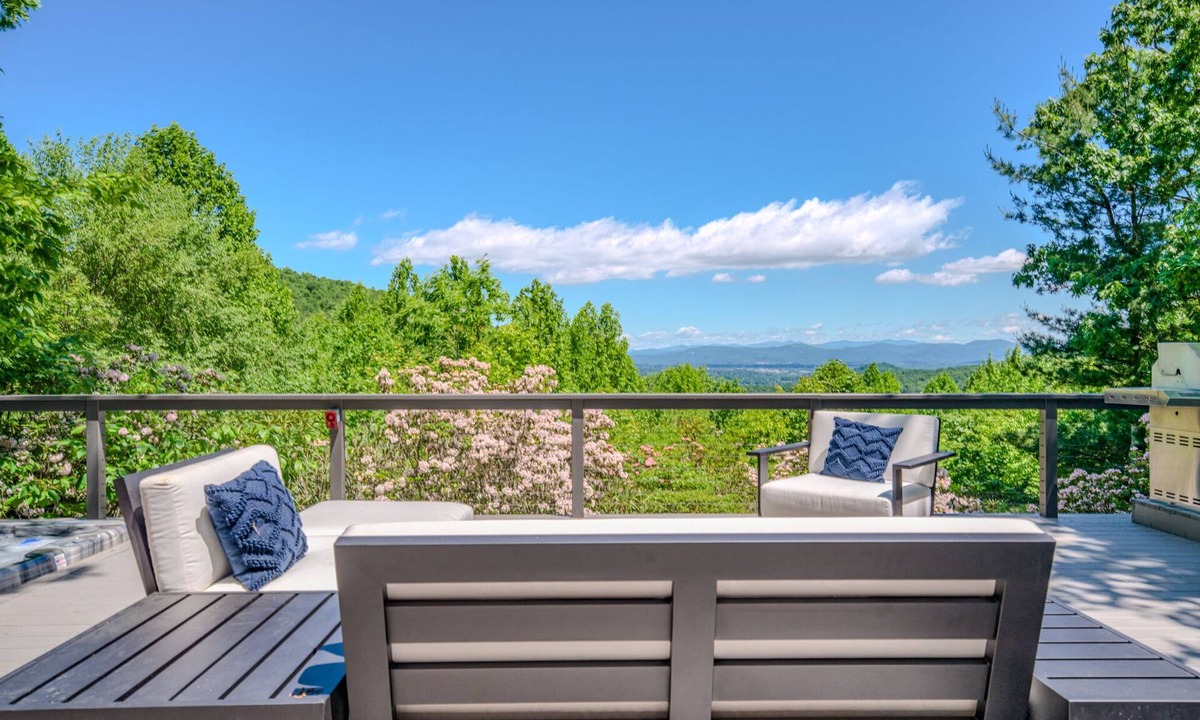 Hendersonville House | “Cozy retreat and amazing views!– Your Perfect Getaway!”