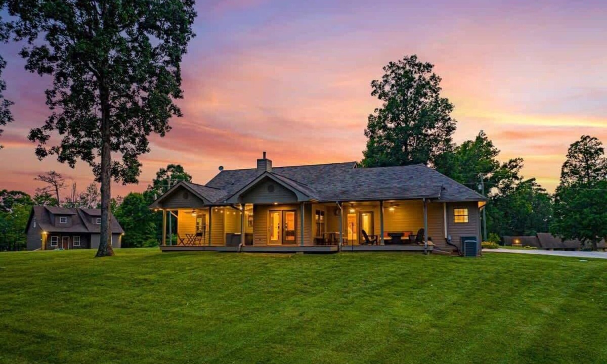 Sevierville House | Cozy & Spacious Cabin, Sleeps 12・Fire pit・Hot Tub