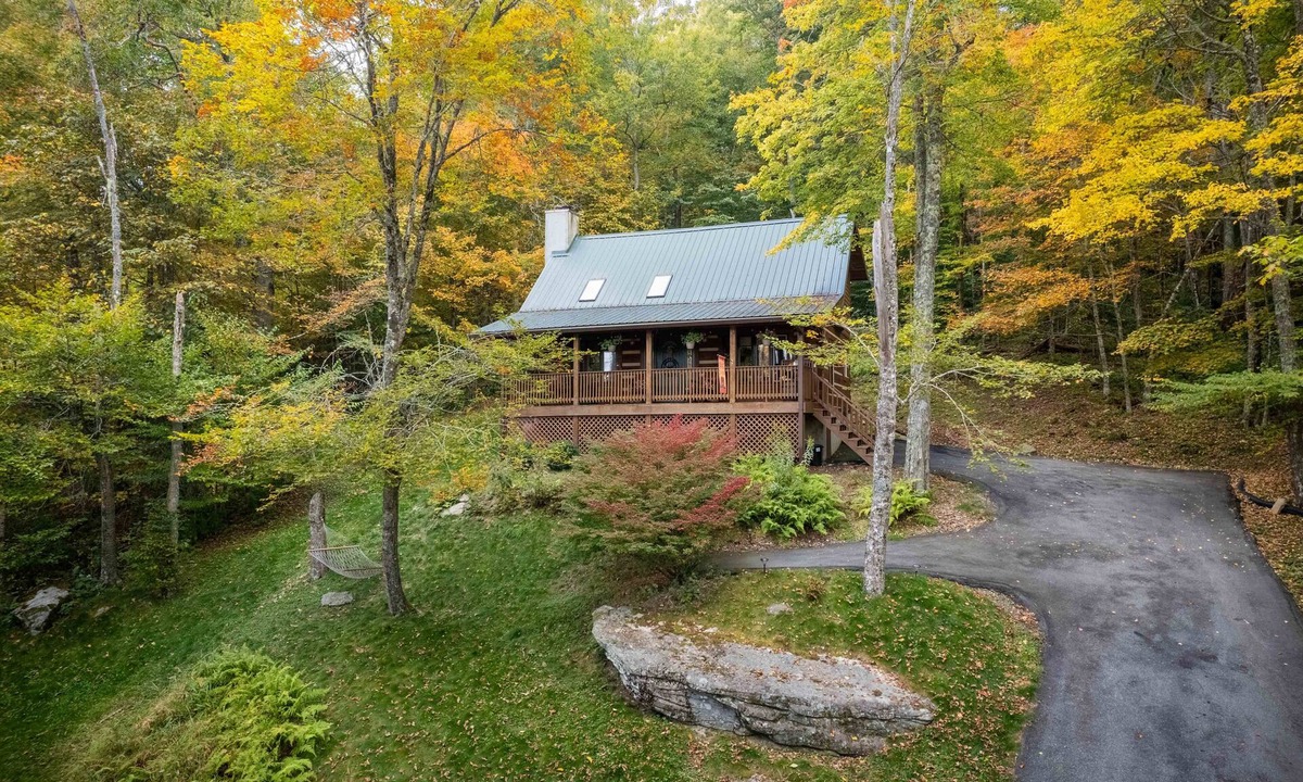 Sugar Mountain Cabin | Cozy Sugar Mountain Cabin with Hot Tub/Fire Pit Very Close to Skiing/Snowtubing