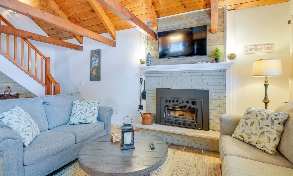 Tuftonboro House | Cozy Tuftonboro Escape: Steps to Private Beaches!