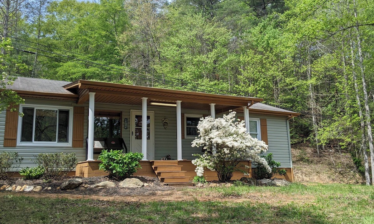Lenoir House | Cozy wood cabin/house nestled in the North Carolina mountains.