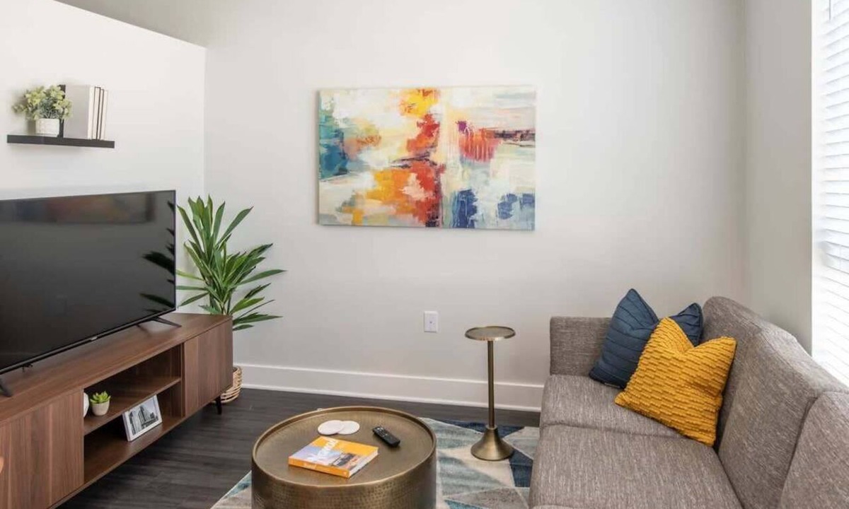 Central Business District Apartment | Cozysuites l Dream SDO in Downtown Cincinnati