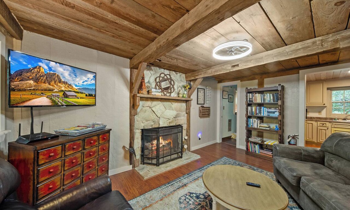 Banner Elk House | Creekside Escape with Hot Tub & Outdoor Fireplace