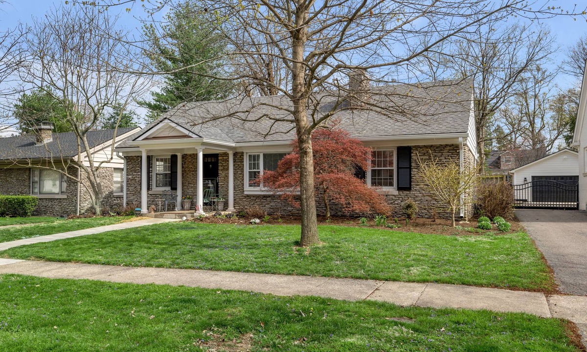 Fairway House | Cute bungalow located in the Fairwood neighborhood of Lexington. #15081244-1