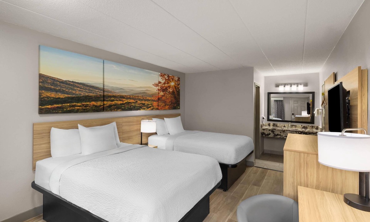 Tad Hotel | Days Inn by Wyndham Charleston WV