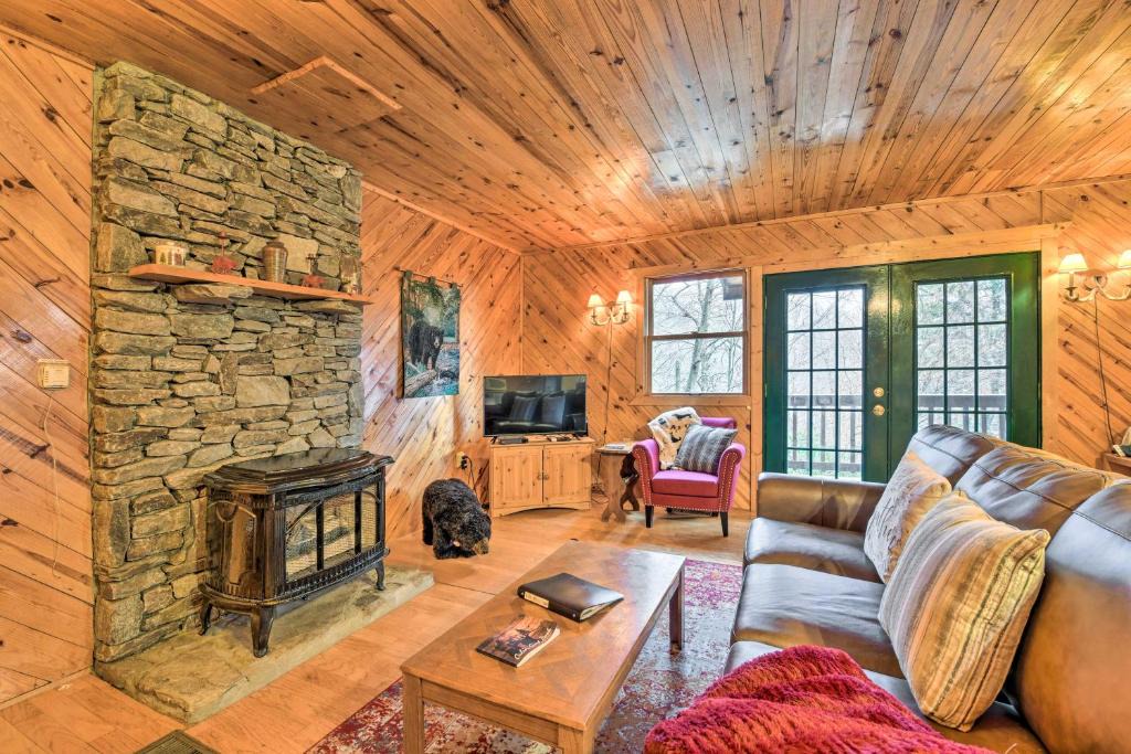 Maggie Valley House | Deck & Private Hot Tub! Maggie Valley Mtn Cabin