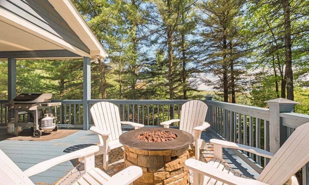 Swanton House | Deep Creek Escape w/Hot Tub, Fire Pit & Pool Table