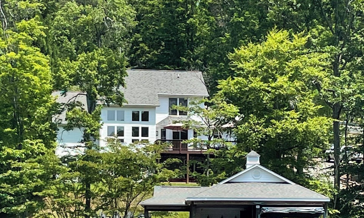 High Point House | DEEP WATER COVE - Lakefront LUXURY-lg covered dock, hot tub, kayaks + 2 game rms