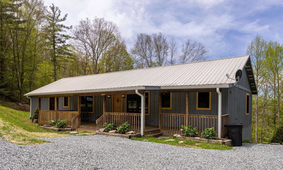 Elk Park Cabin | Deer Valley - 3 bed 3 bath luxury home with hot tub, privacy, game table