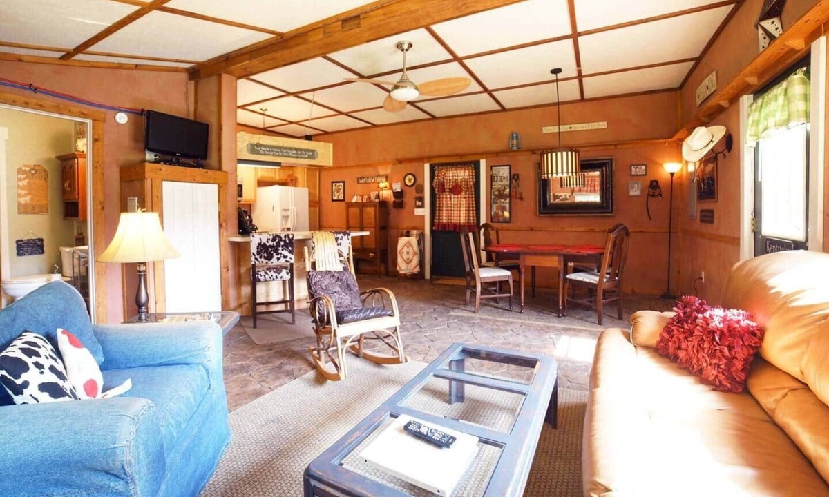 Pendleton House | DERBY Private Tack House