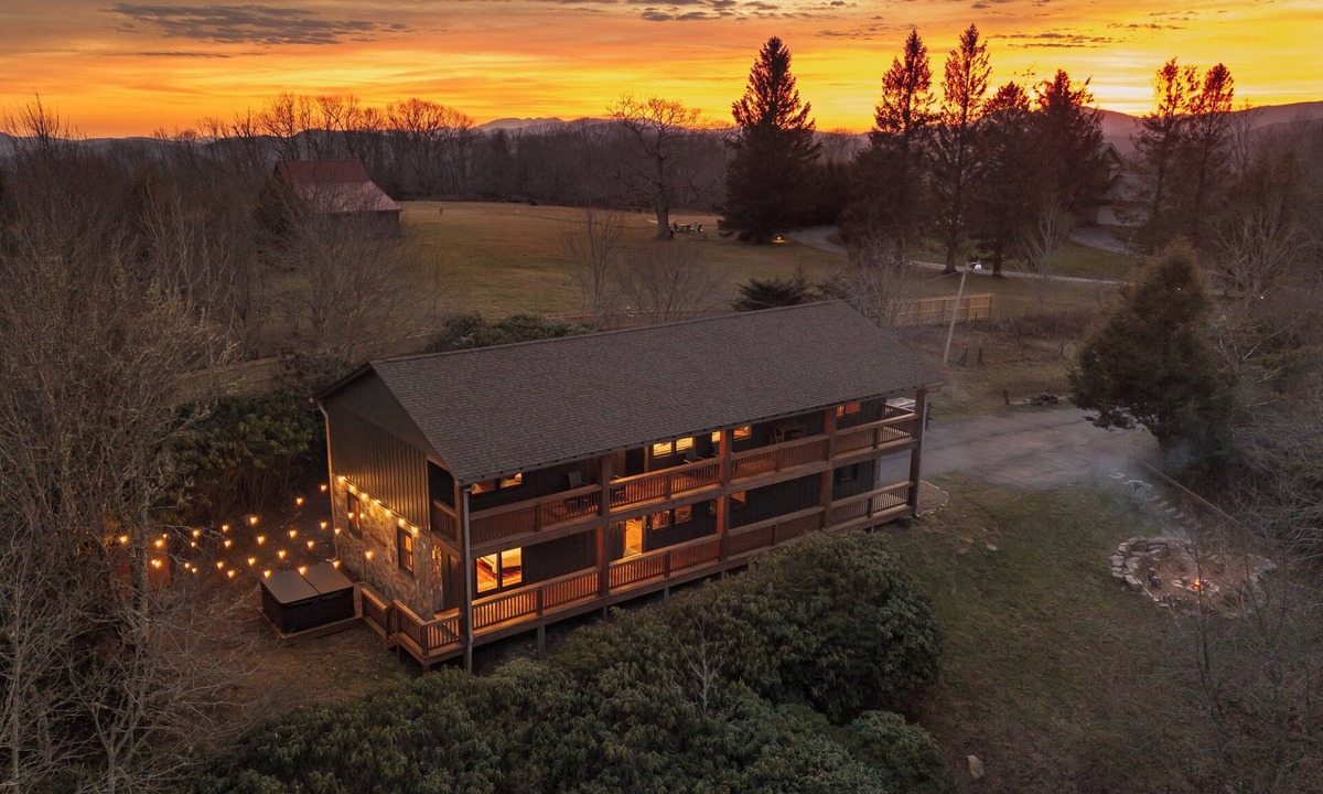 Banner Elk Cabin | Designer | Hot Tub | Gameroom | Firepit | Sleeps12