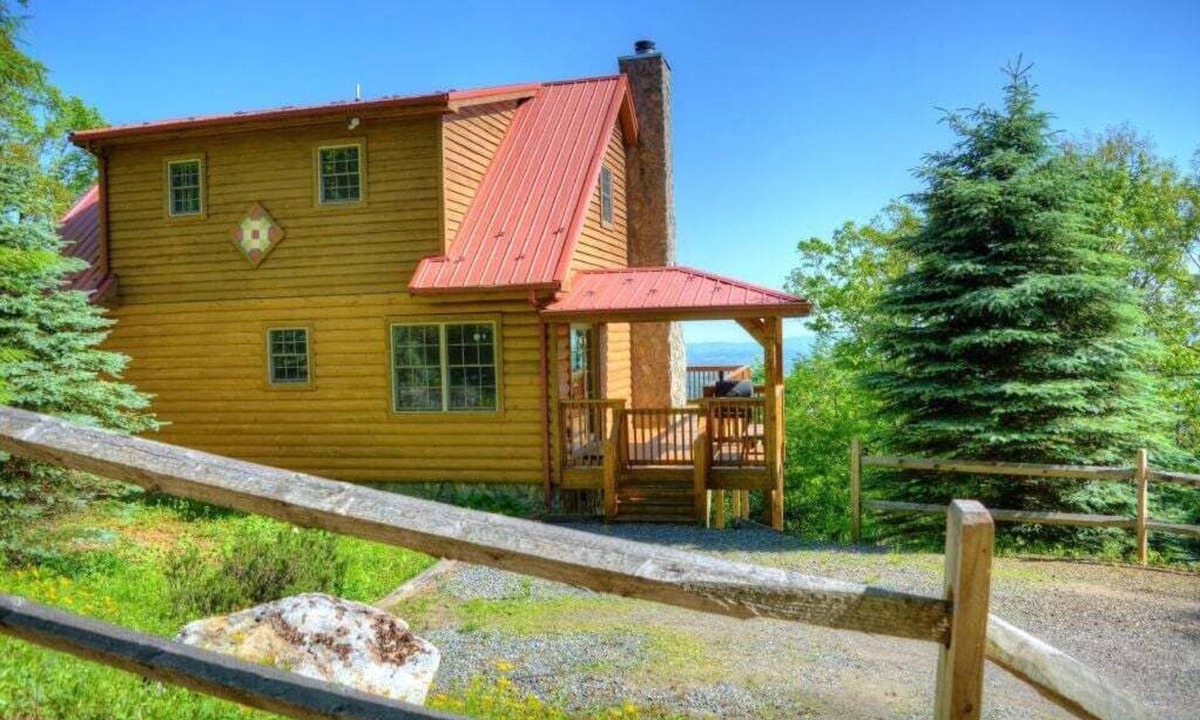 Boone Cabin | Discover Above the Clouds in West Jefferson, NC—a spacious 3-bedroom cabin for 7.