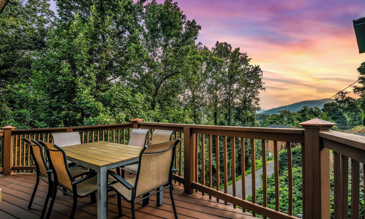 Gatlinburg Cabin | Distiller's Den | Hot Tub, Views, EV, Near Dtwn