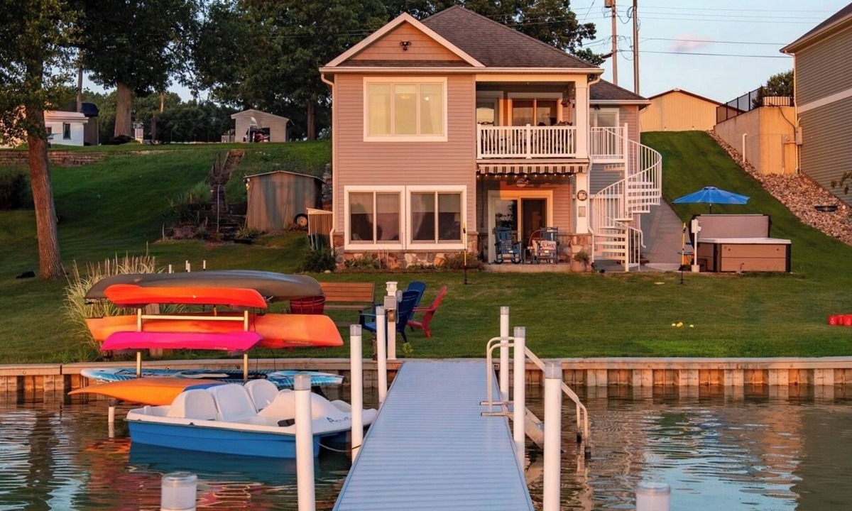 Bristol House | Dockside Daze | Lakefront + Hot Tub | Sleeps 12, Stellar Sunsets