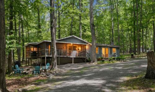 Great Cacapon Ski Chalet | Dog-Friendly w Hot Tub, Fire Pit & River Access